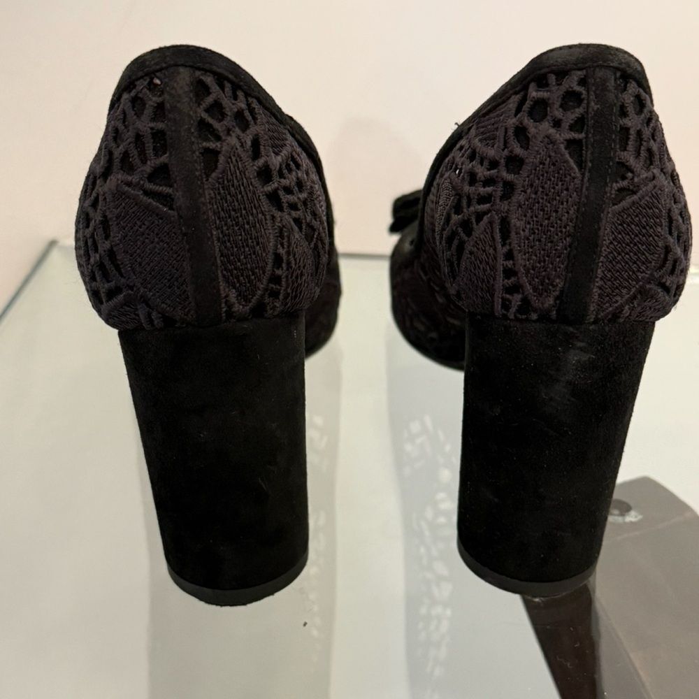 Salvatore Ferragamo Vara Bow Lace Round Heel Pumps, Size 6 - Picture 5 of 16
